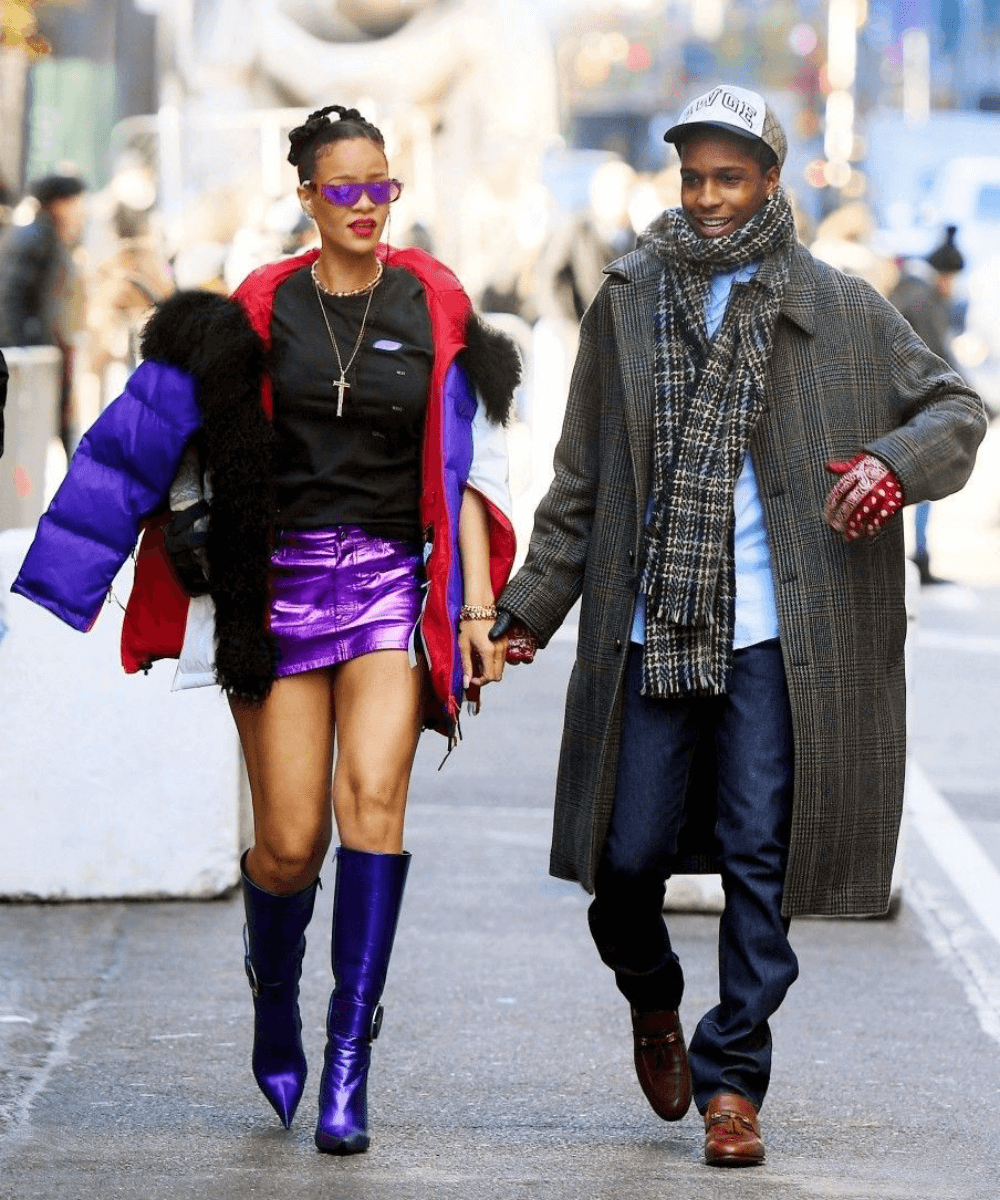 Rihanna e A$AP ROCKY - minissaia roxa, botas e jaqueta puffer - Valentine's Day - Inverno - andando na rua - https://stealthelook.com.br