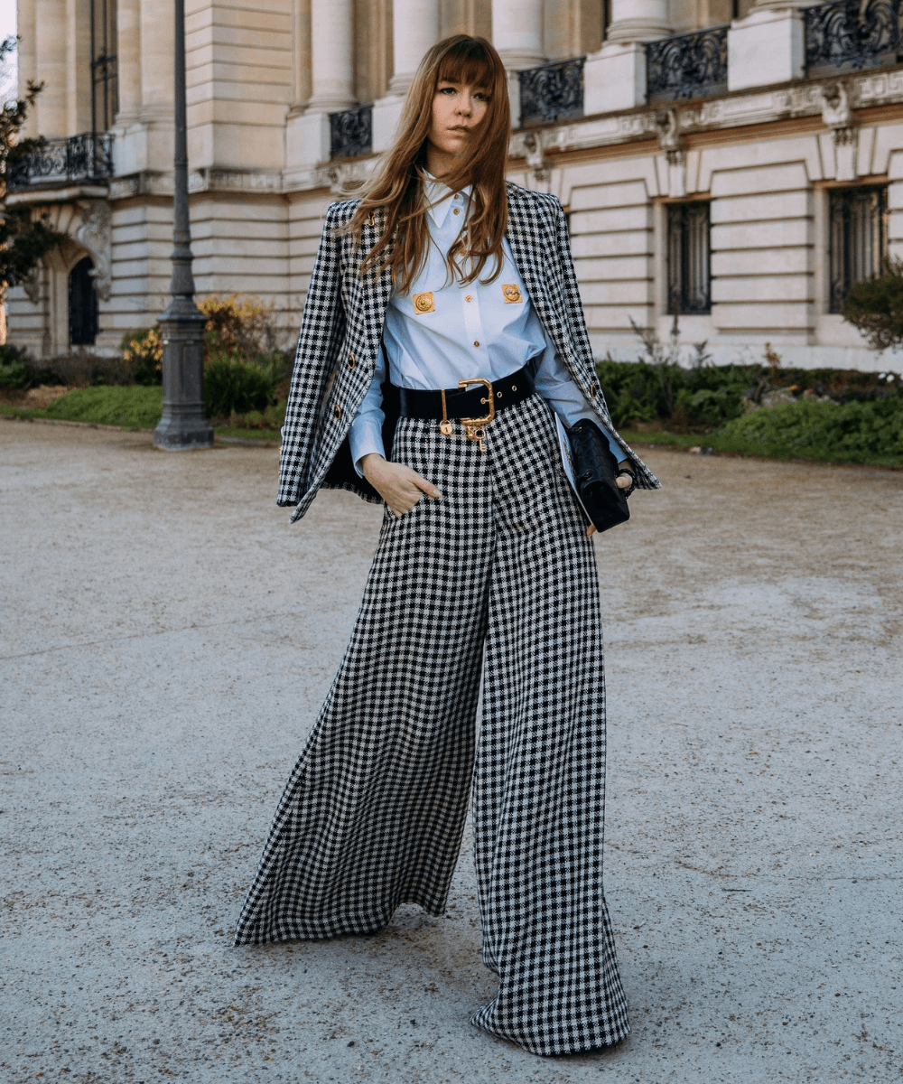 Street Style de Paris - conjunto de pantalona e blazer xadrez - semanas de moda - inverno - Paris - https://stealthelook.com.br