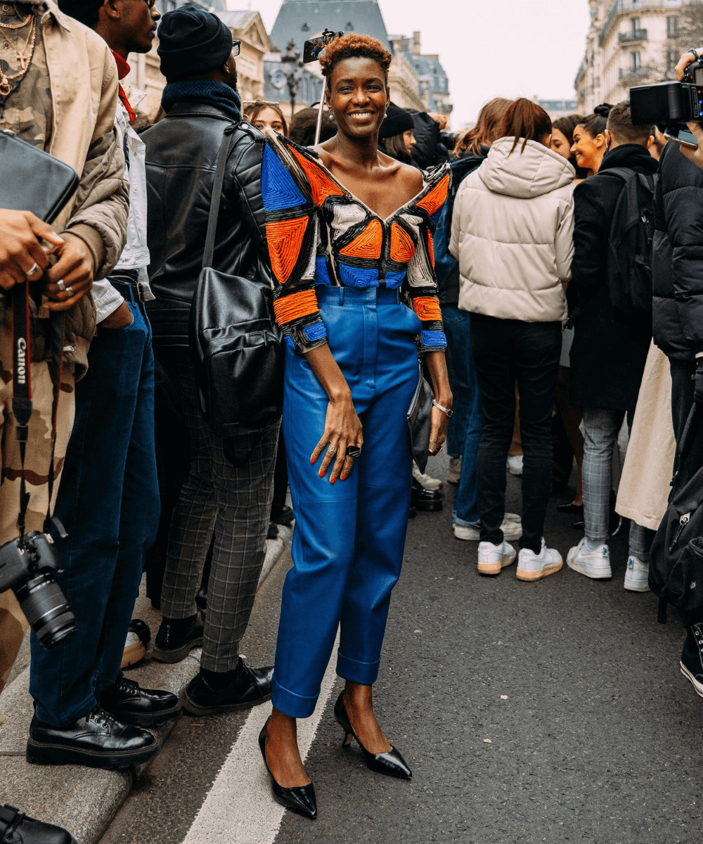 Street Style de Paris - saia azul e jaqueta com ombreiras colorida - semanas de moda - Inverno - Paris - https://stealthelook.com.br