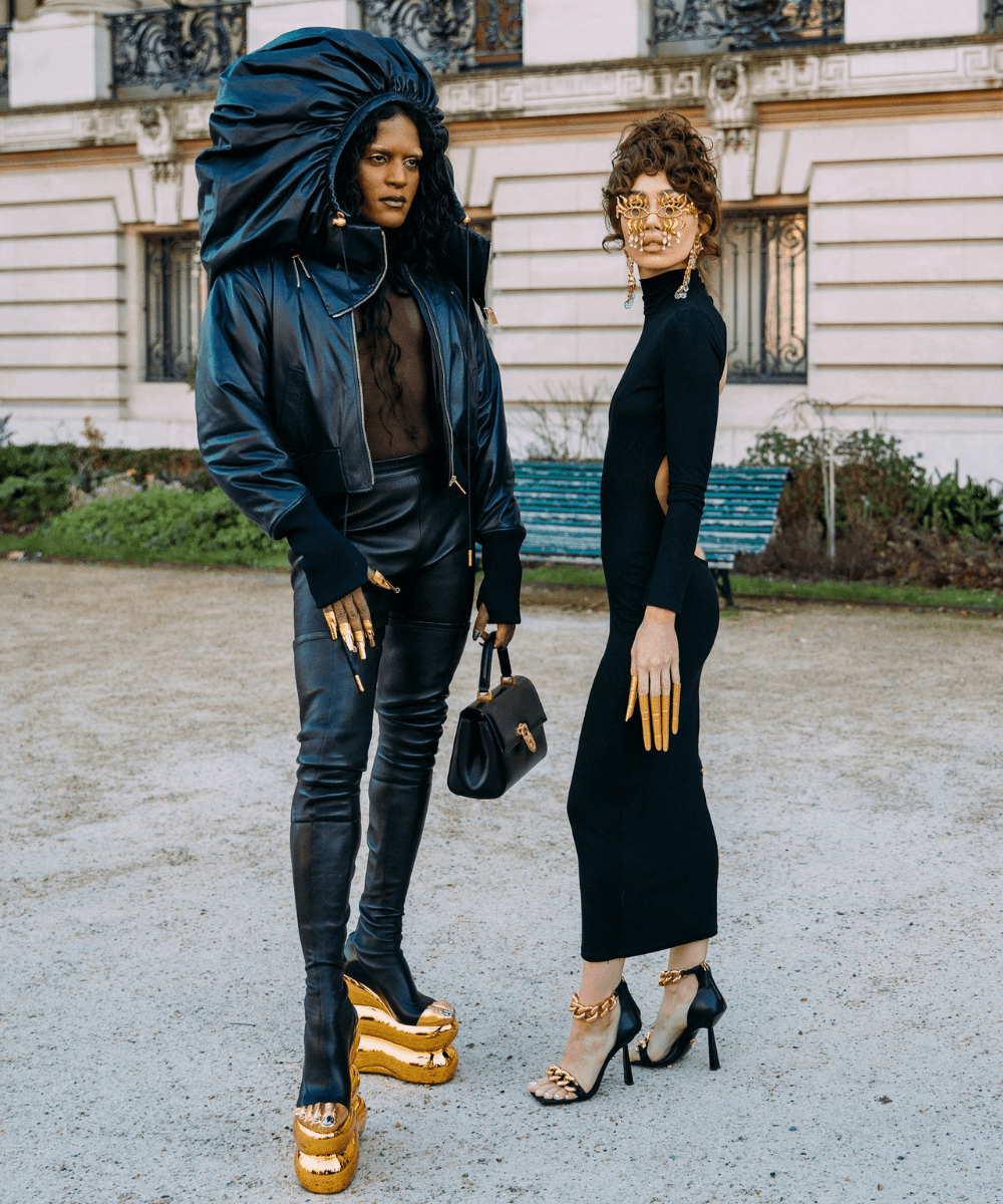 Street Style de Paris - vestido preto longo com salto alto preto e adereços dourados - semanas de moda - Inverno - Paris - https://stealthelook.com.br