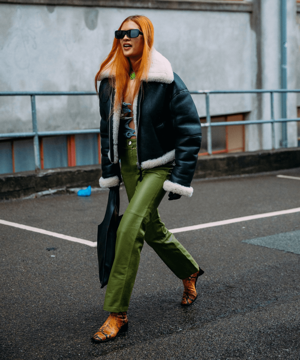 Street Style de Copenhagen - calça de pu, body aberto e casaco - semanas de moda - Inverno  - Copenhagen - https://stealthelook.com.br