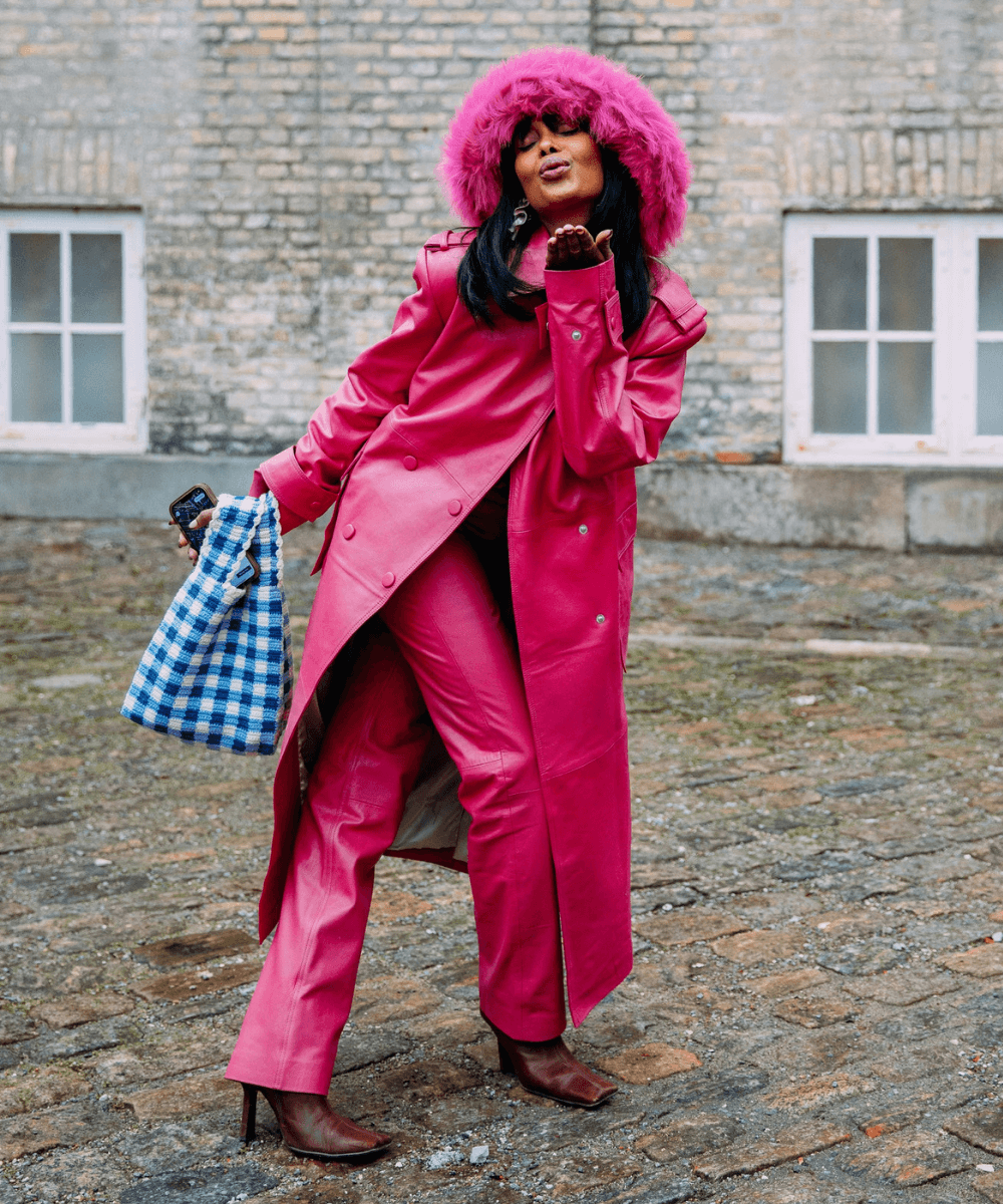 Street Style de Copenhagen - look inteiro rosa e bucket de pelos - semanas de moda - Inverno  - Copenhagen - https://stealthelook.com.br