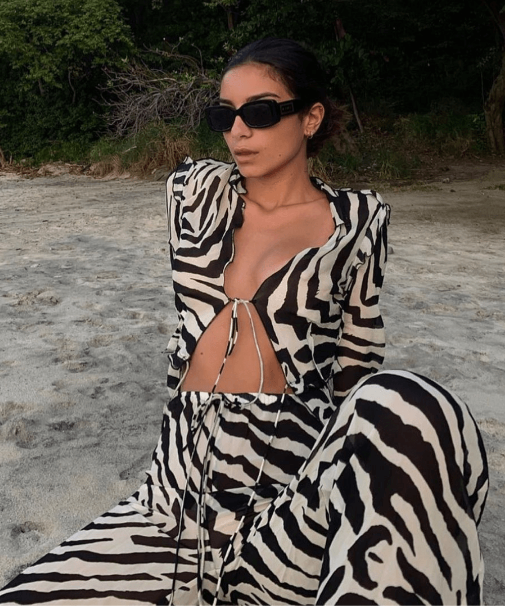 Mariona Autran - conjunto de tule de zebra - looks de tule - verão - sentada na praia - https://stealthelook.com.br