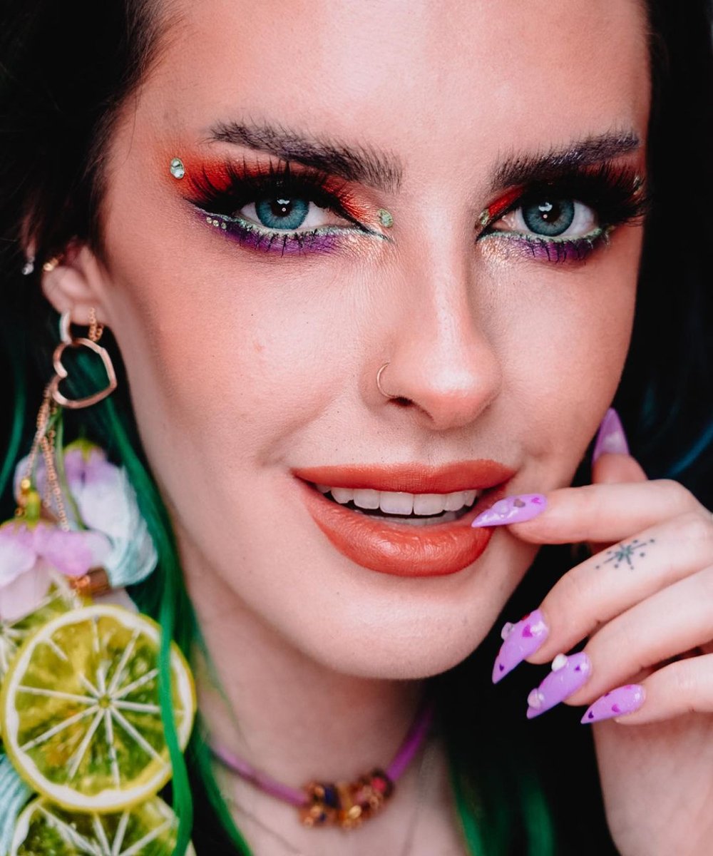 Karen Bachini - brilho - maquiagem de carnaval - glitter - strass - https://stealthelook.com.br