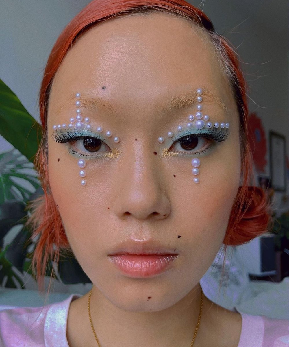 Kicki Yang Zhang - brilho - maquiagem de carnaval - glitter - strass - https://stealthelook.com.br