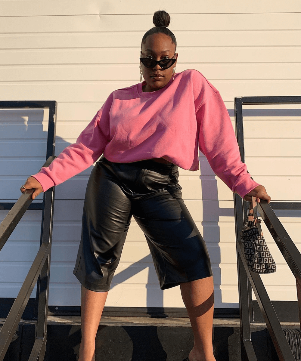 Aniyah Morinia - blusão de moletom rosa com bermuda de couro - moda sem regras - Verão 2022 - na escada - https://stealthelook.com.br
