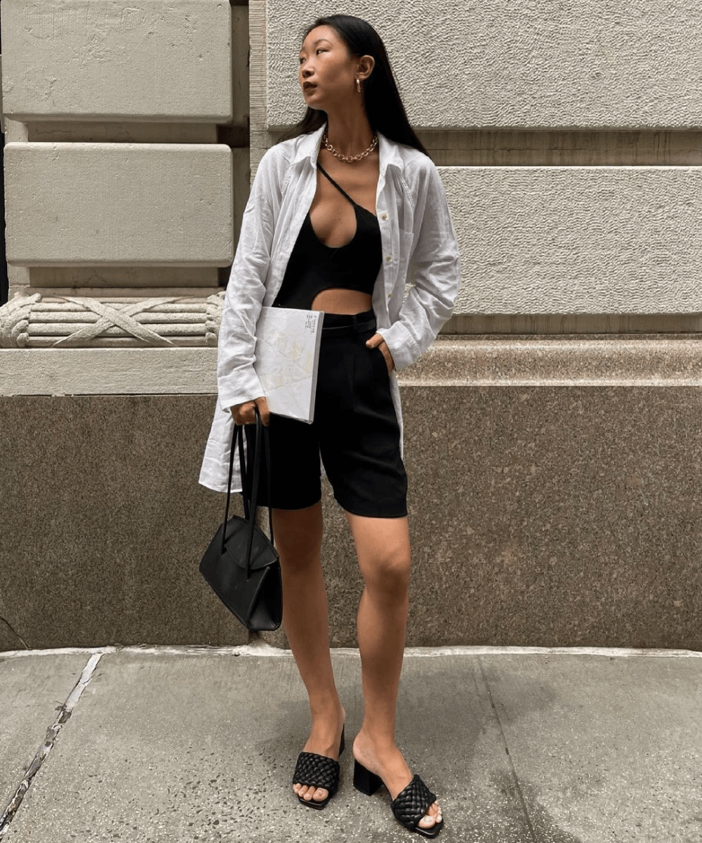 Caroline Lin - bermuda preta, body cut out e camisa oversized branca - truques de styling - verão - em pé na rua - https://stealthelook.com.br