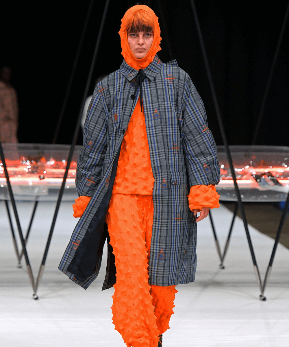 Henrik Vibskov - conjunto laranja texturizado e trench coat - semana de moda de Copenhagen - Outono - Copenhagen - https://stealthelook.com.br