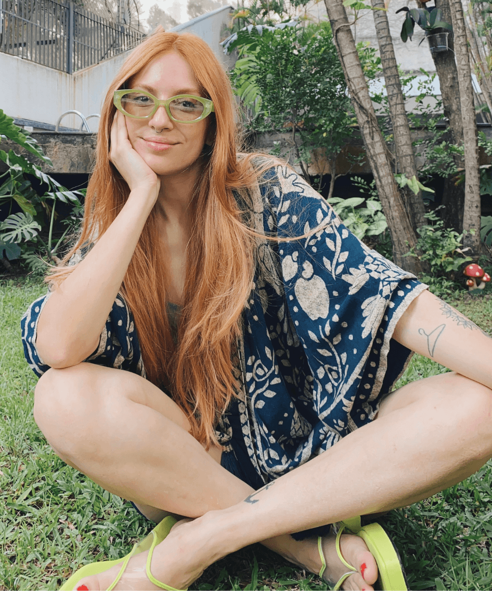 Ali Santos - kimono estampado, chinelos e óculos escuros - óculos de sol - verão - sentada na grama - https://stealthelook.com.br
