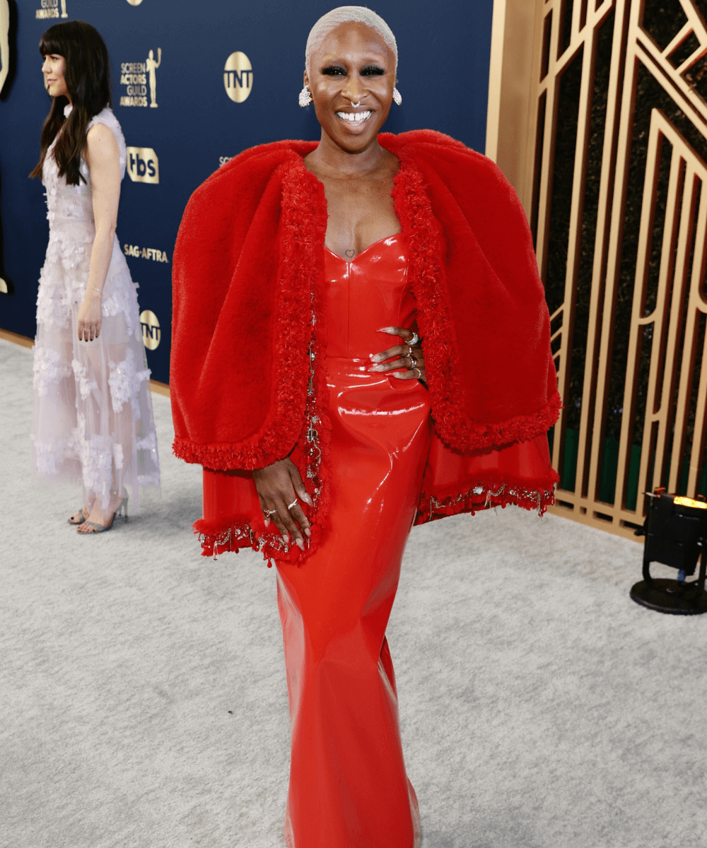Cynthia Erivo - vestido vermelho de paetê Louis Vuitton - SAG Awards 2022 - Inverno - California - https://stealthelook.com.br