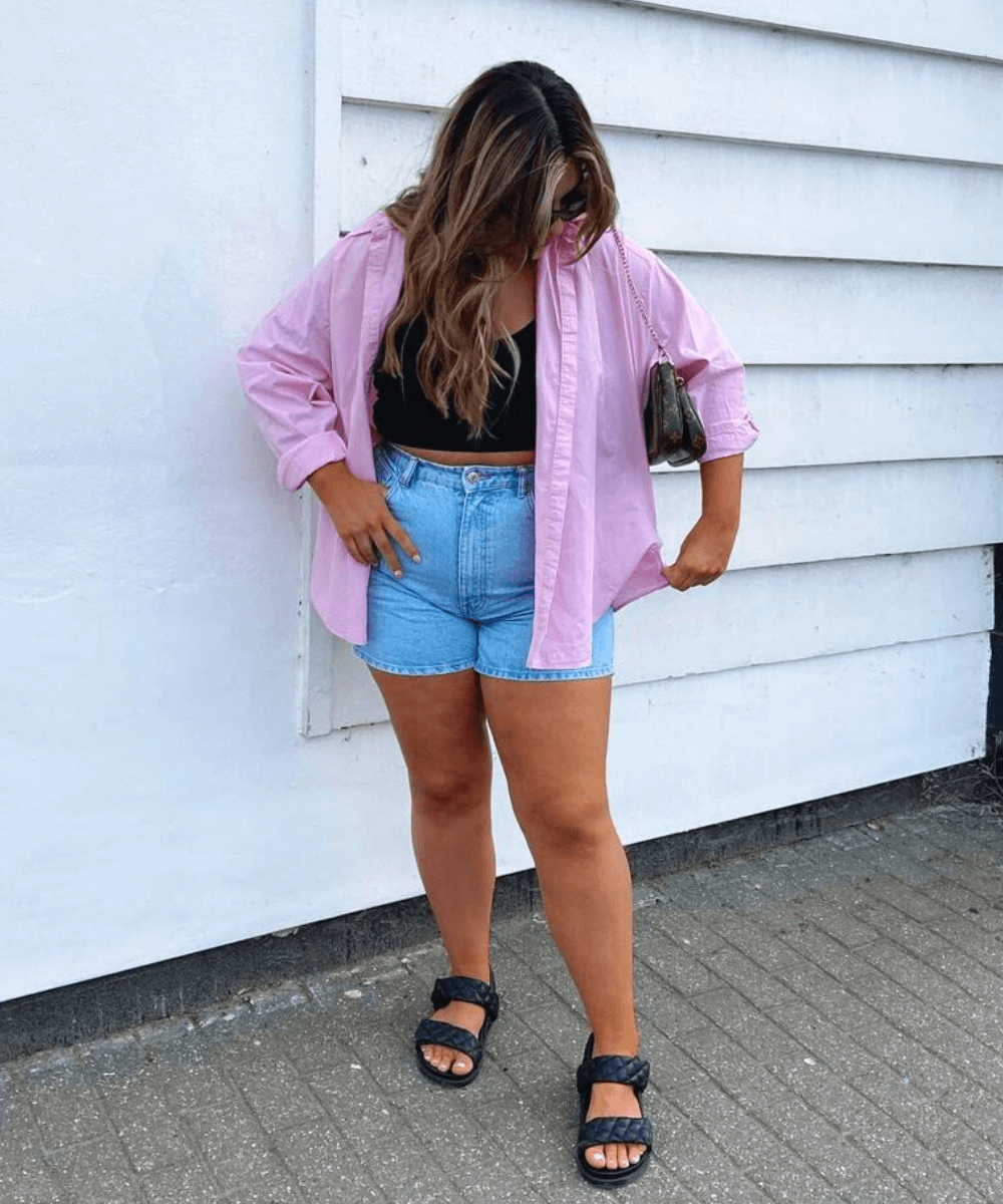 Chloe|@styledby.chloe - camisa rosa com short jeans e papete - shorts jeans - Verão 2022 - na rua - https://stealthelook.com.br