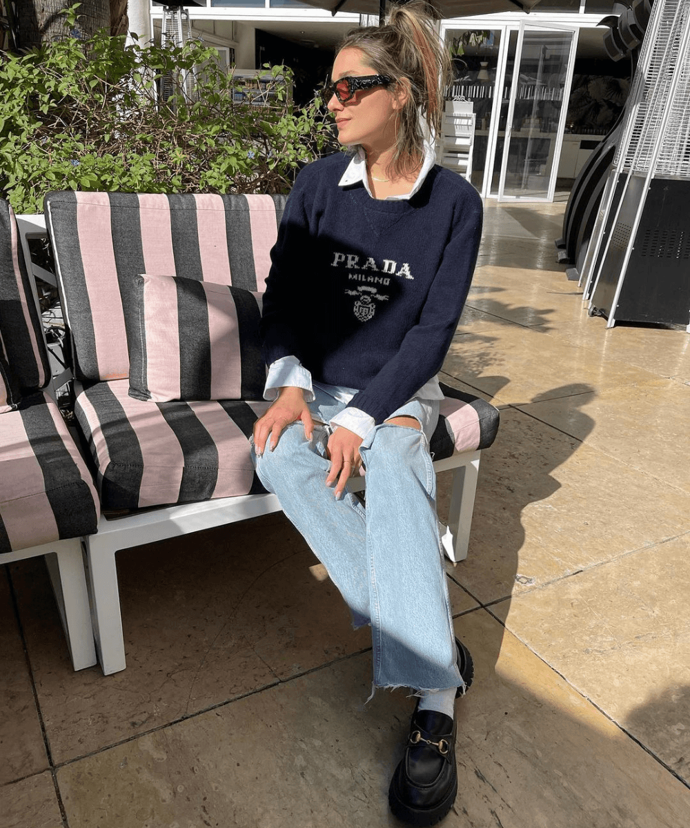 Sasha Meneghel - calça wide leg jeans, camisa social branca e suéter prada - Sasha Meneghel - Inverno - sentada em uma cadeira - https://stealthelook.com.br
