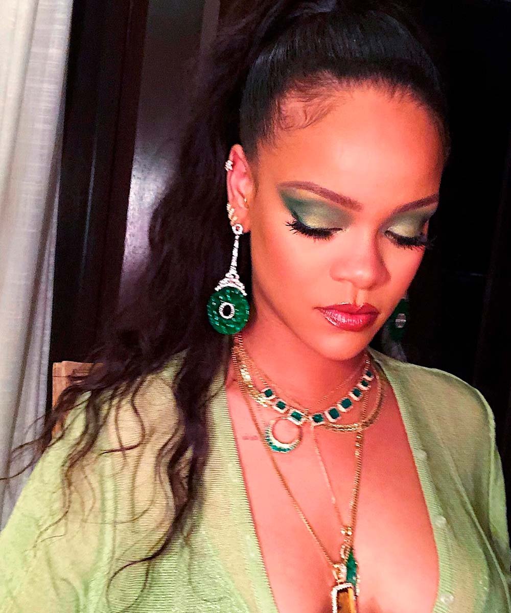 Rihanna - cor-tendencia-maquiagem-make-sombra-delineado-verde - cor tendência - verão - brasil - https://stealthelook.com.br