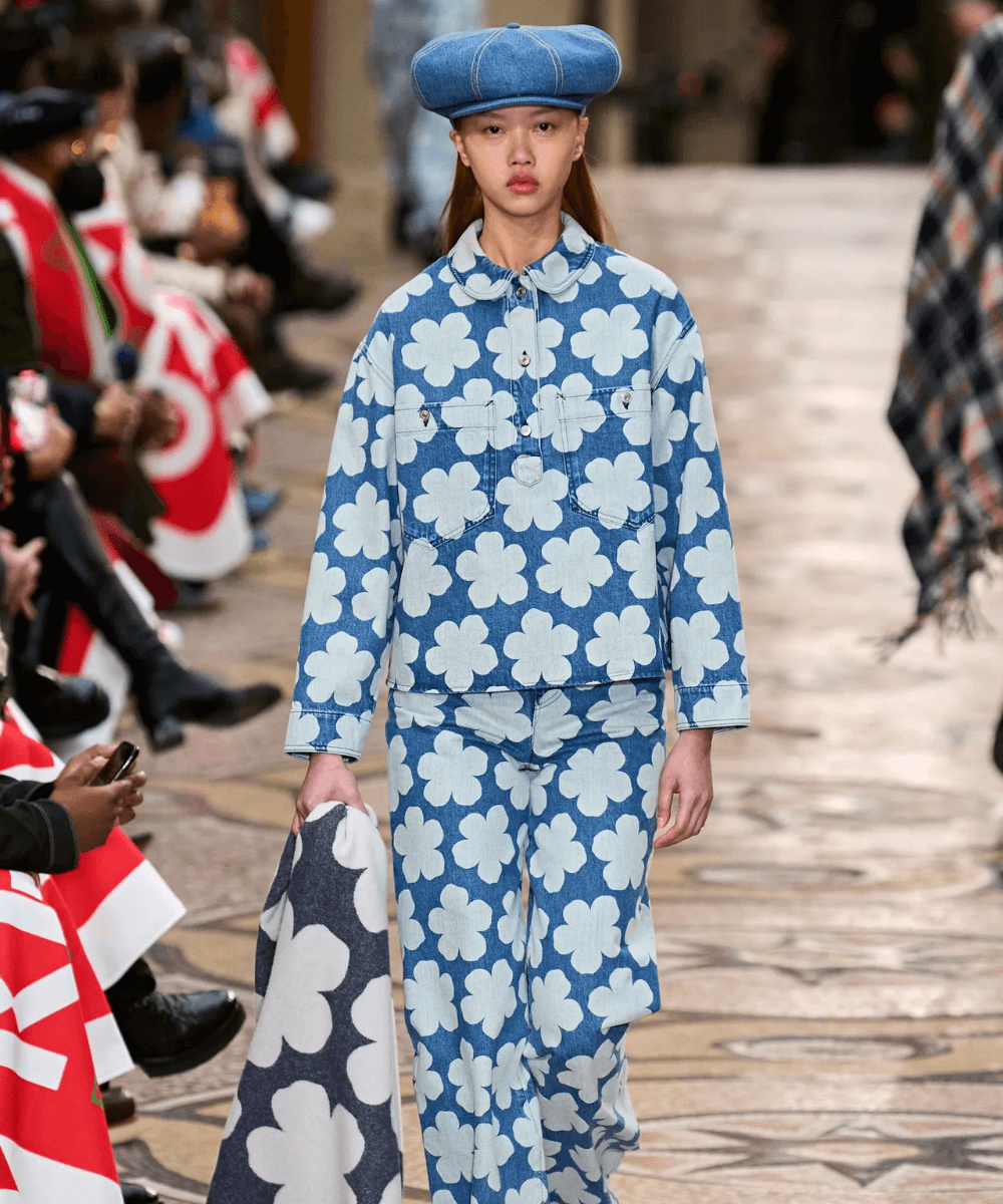 Desfile Kenzo - conjunto de jaqueta e calça floral azul - semana de moda de Nova York - Outono - Nova York - https://stealthelook.com.br