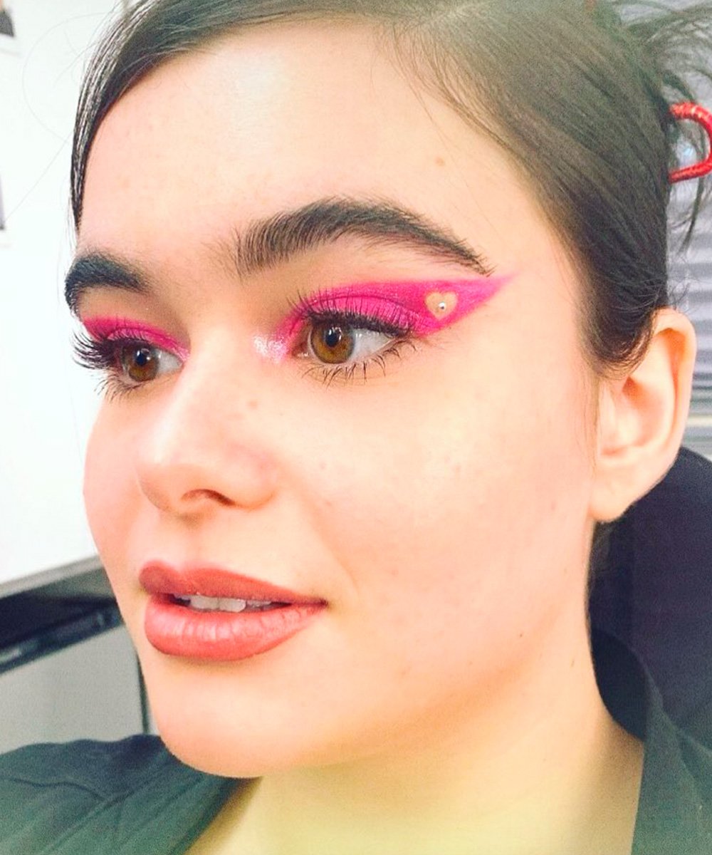 Barbie Ferreira - preenchimento-sobrancelha-maquiagem-rosa-euphoria-micropgmentação - nanoblanding - verão - brasil - https://stealthelook.com.br