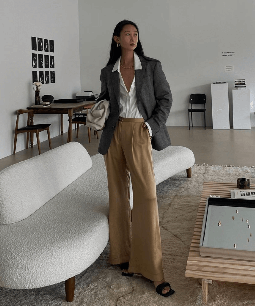Caroline Lin - calça bege acetinada, camisa branca e blazer - looks novos - Outono - em pé na casa  - https://stealthelook.com.br
