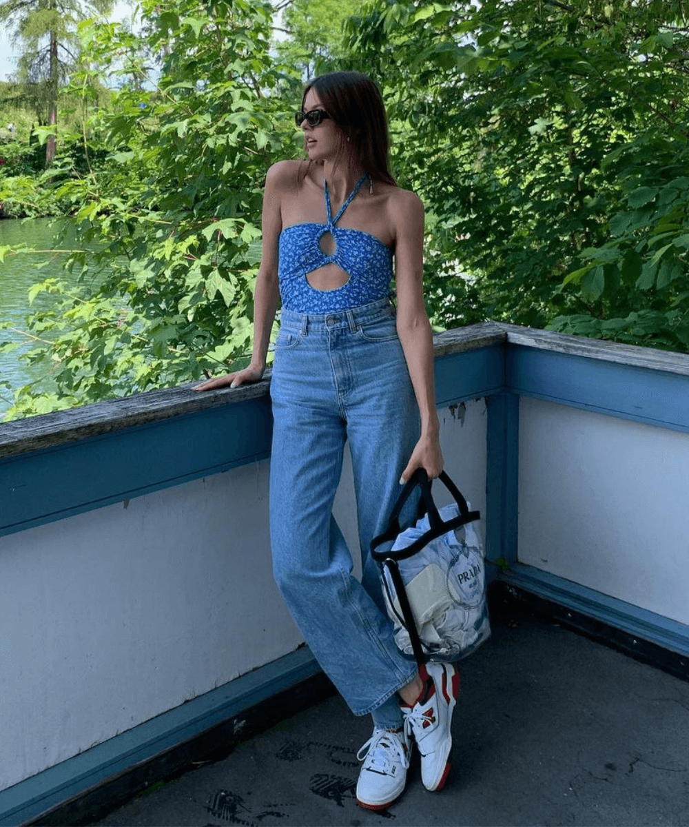 @maryljean - calça jeans e body azul cut out - looks novos - verão - em pé na casa  - https://stealthelook.com.br