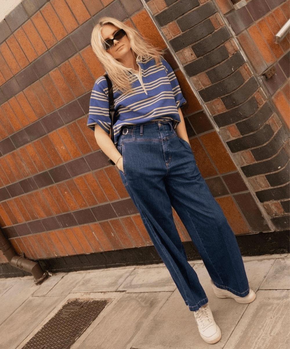 Lucy Williams - calça jeans escura e camiseta polo listrada - looks novos - Primavera - em pé na rua - https://stealthelook.com.br