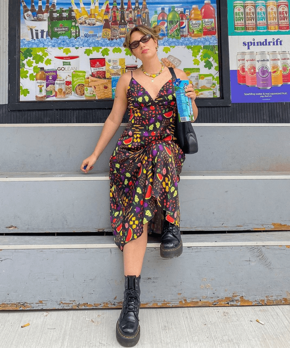 Sophie Wood - vestido midi estampado e coturno preto - looks novos - verão - em pé na rua - https://stealthelook.com.br