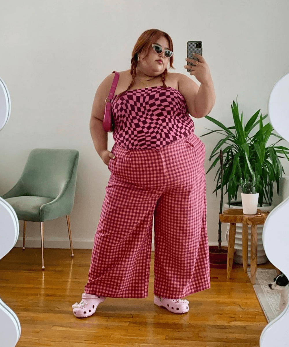 Jessica Torres - calça colorida e top sem alças xadrez rosa - looks novos - verão - foto na frente do espelho - https://stealthelook.com.br