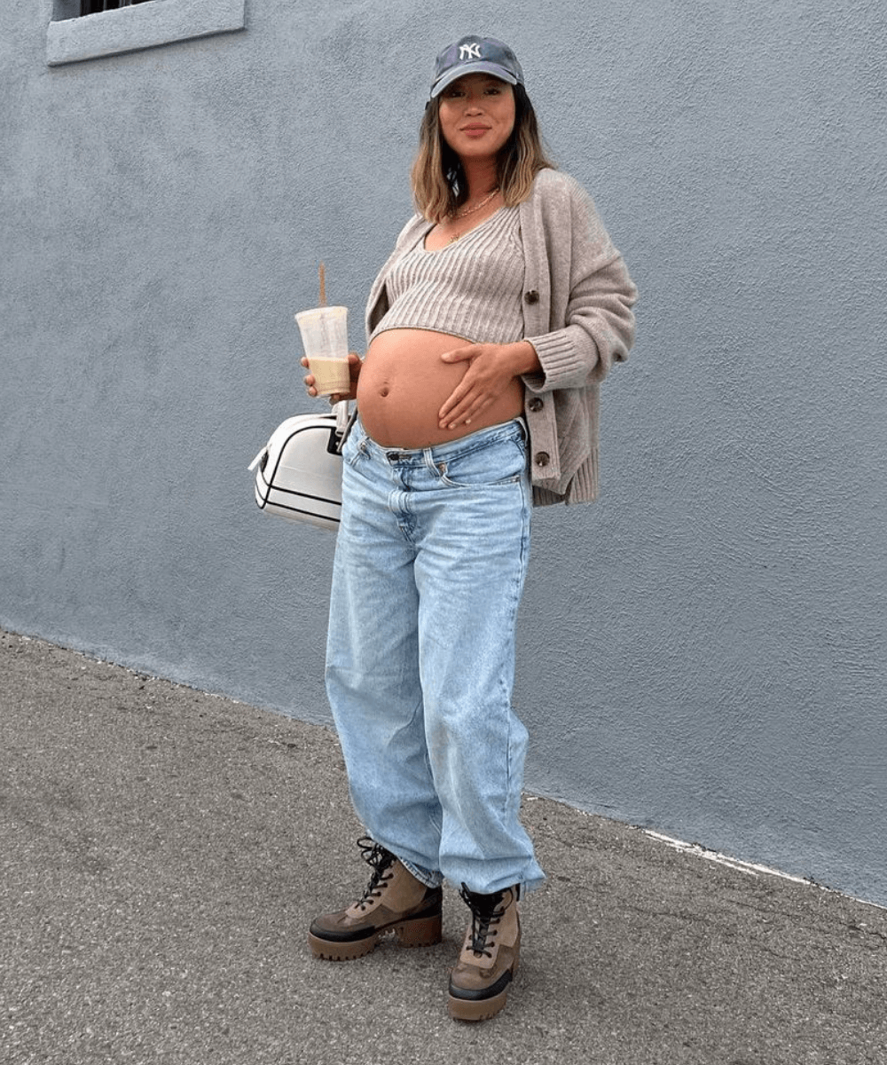 Aimee Song - calça jeans, twin set de tricot bege e coturnos - looks novos - Outono - em pé na rua - https://stealthelook.com.br