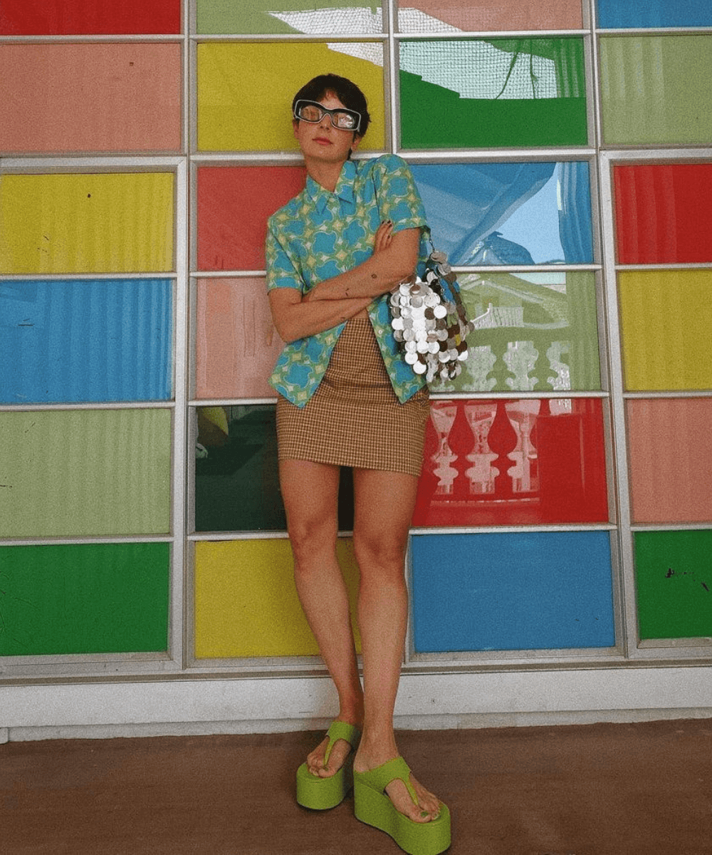 Alyssa Coscarelli - saia bege, camisa xadrez, tamanco e bolsa de strass - looks novos - verão - em pé na rua - https://stealthelook.com.br