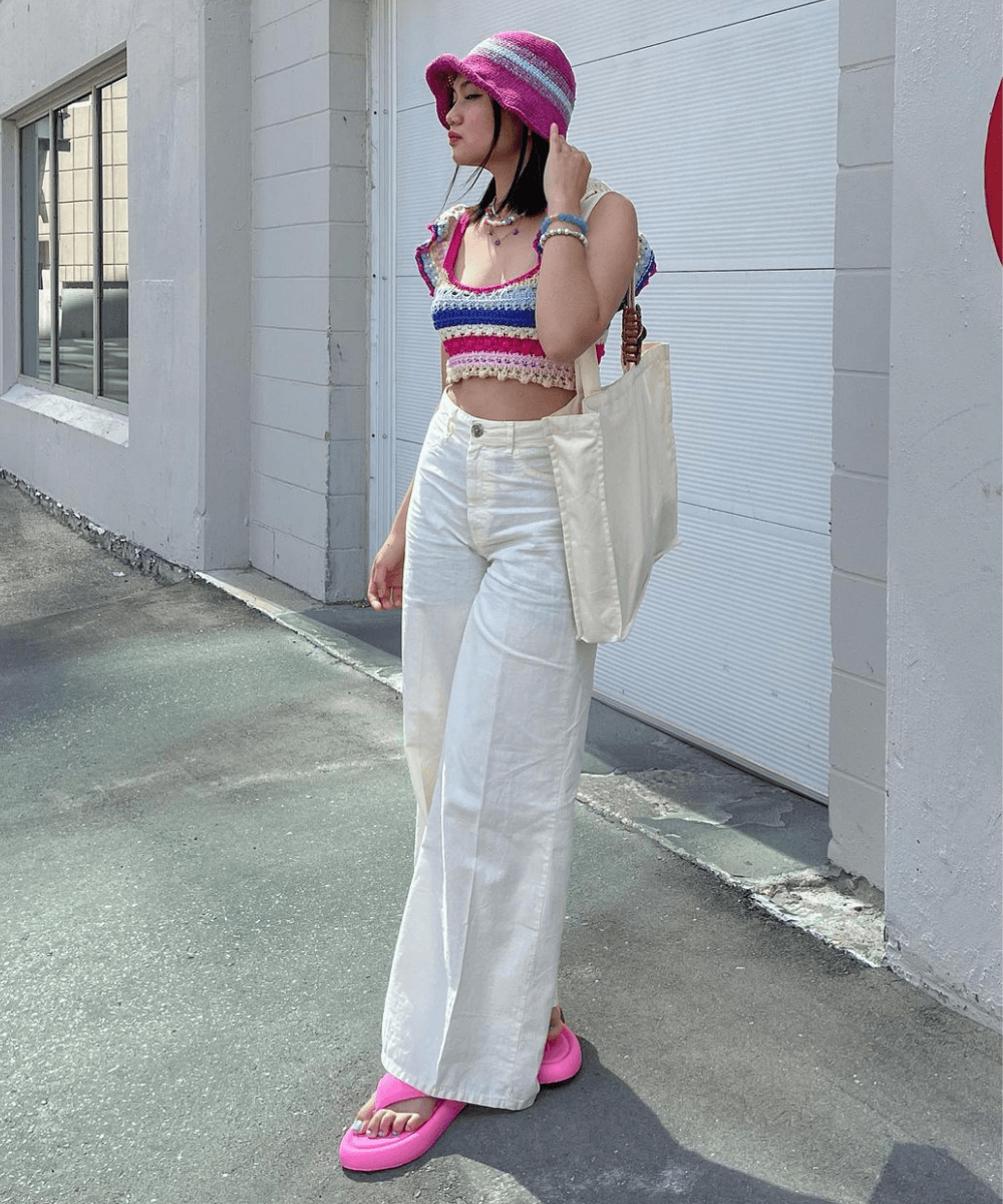 Shayne Hydn - cropped de crochê, calça wide leg e bucket hat - blusa de crochê - Verão - em pé na rua - https://stealthelook.com.br