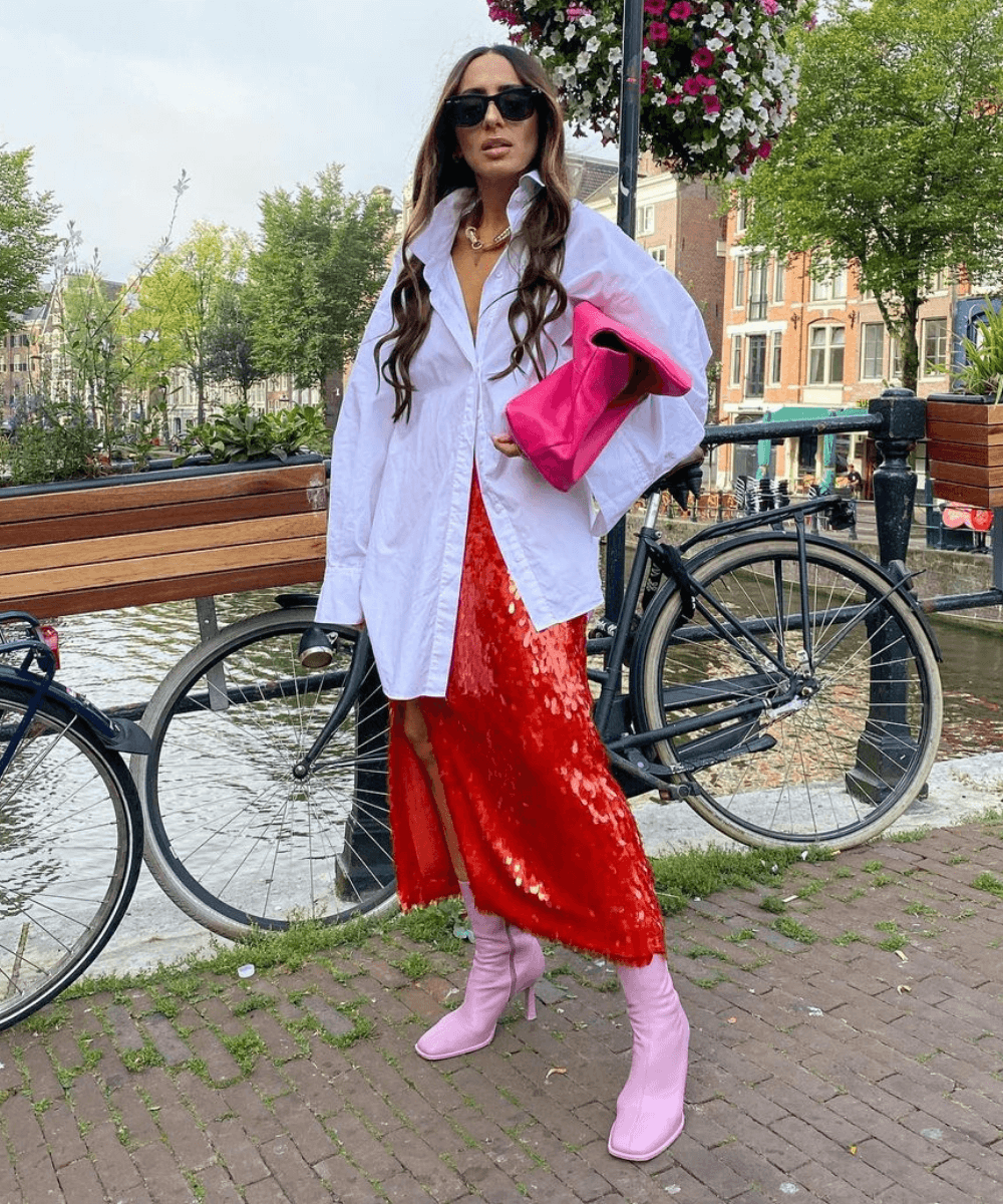Laura Eguizabal - vestido de paetê vermelho, camisa branca e botas cor de rosa - looks com paetê - verão - em pé na rua - https://stealthelook.com.br