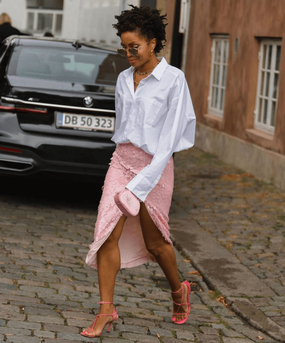 Ellie | @slipintostyle - camisa social branca e saia de paetê rosa - looks com paetê - verão - andando na rua - https://stealthelook.com.br