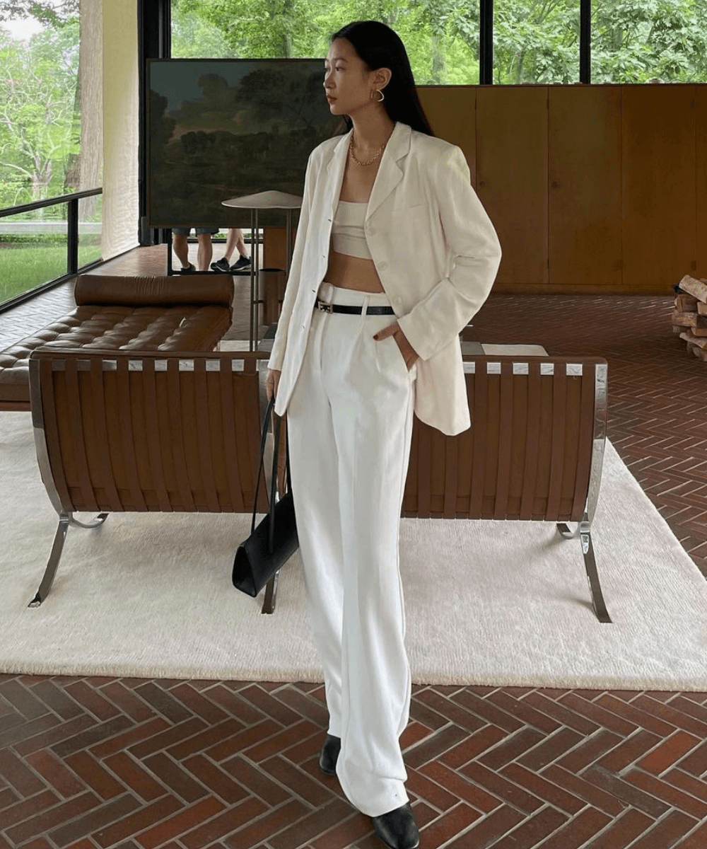 Caroline Lin - calça de alfaiataria branca, cropped e blazer - looks com cropped - verão - em pé na casa  - https://stealthelook.com.br