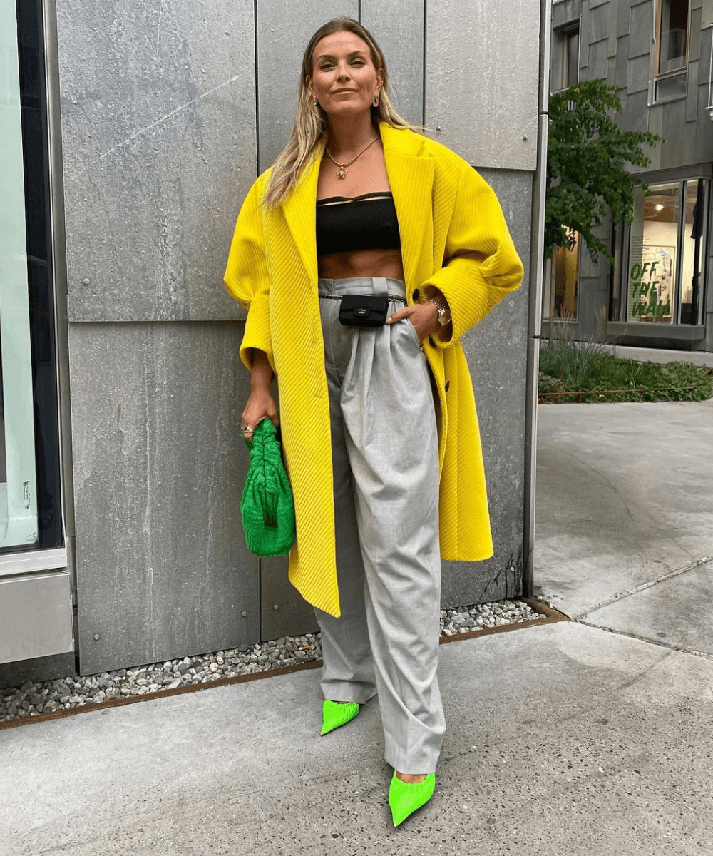 Janka Polliani - calça de alfaiataria, cropped preto, casaco amarelo e scarpin verde - looks com cropped - Inverno - em pé na rua - https://stealthelook.com.br