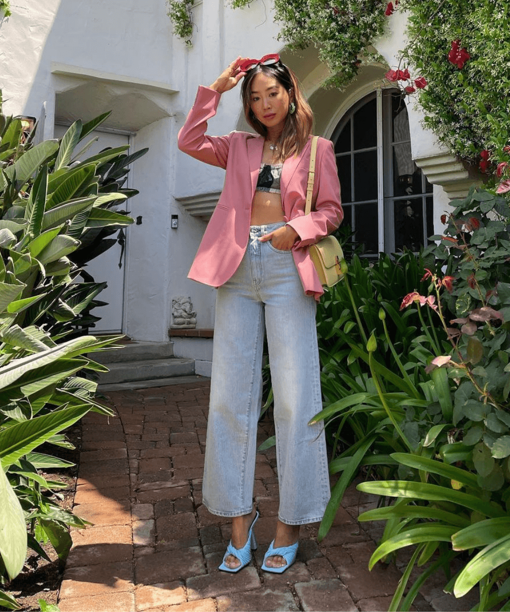 Aimee Song - calça jeans, top e blazer rosa - looks com cropped - verão - em pé na rua - https://stealthelook.com.br