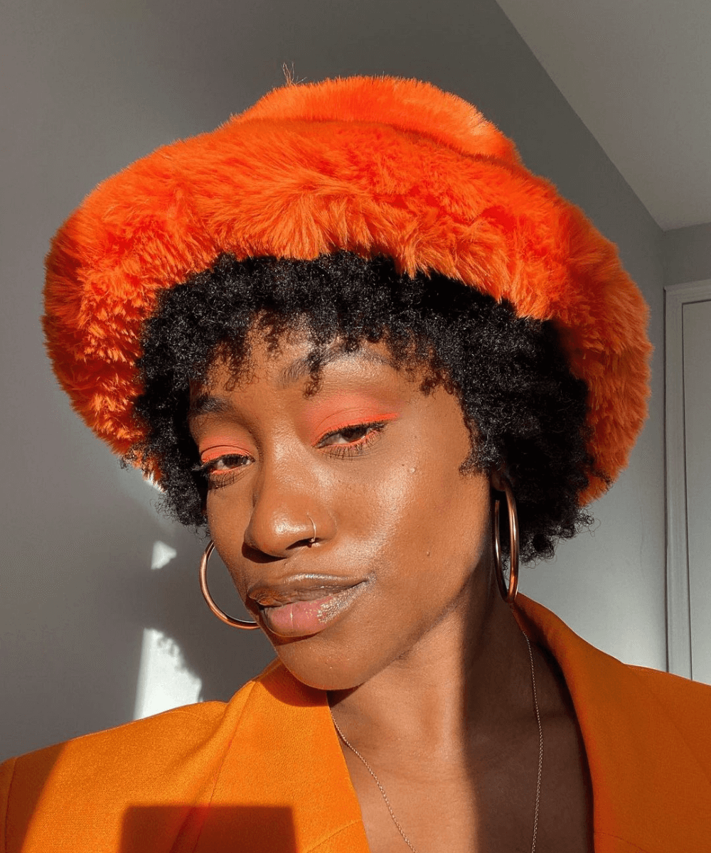Yolande Macon - bucket hat de pelúcia laranja - tendência de inverno - Inverno - foto de rosto - https://stealthelook.com.br