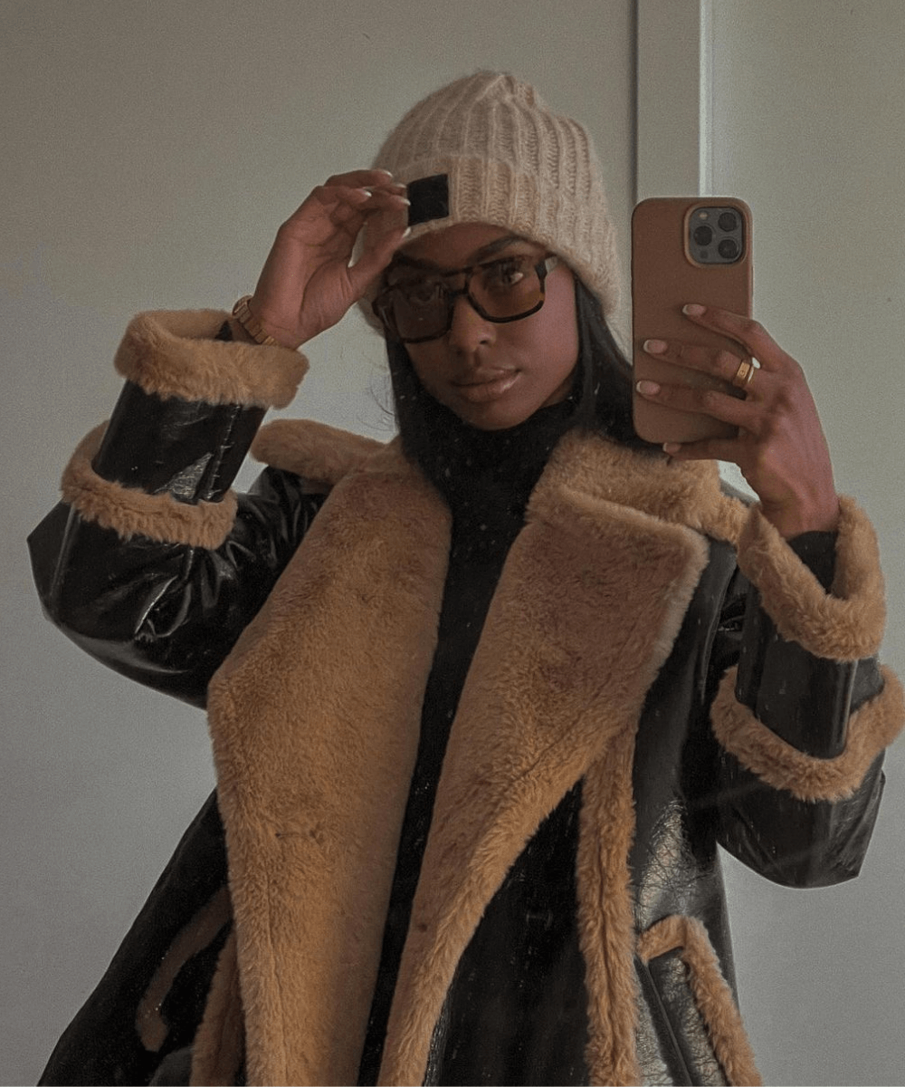 @itsdemib - casaco de pelúcia externa - tendências do Instagram - inverno - foto na frente do espelho - https://stealthelook.com.br
