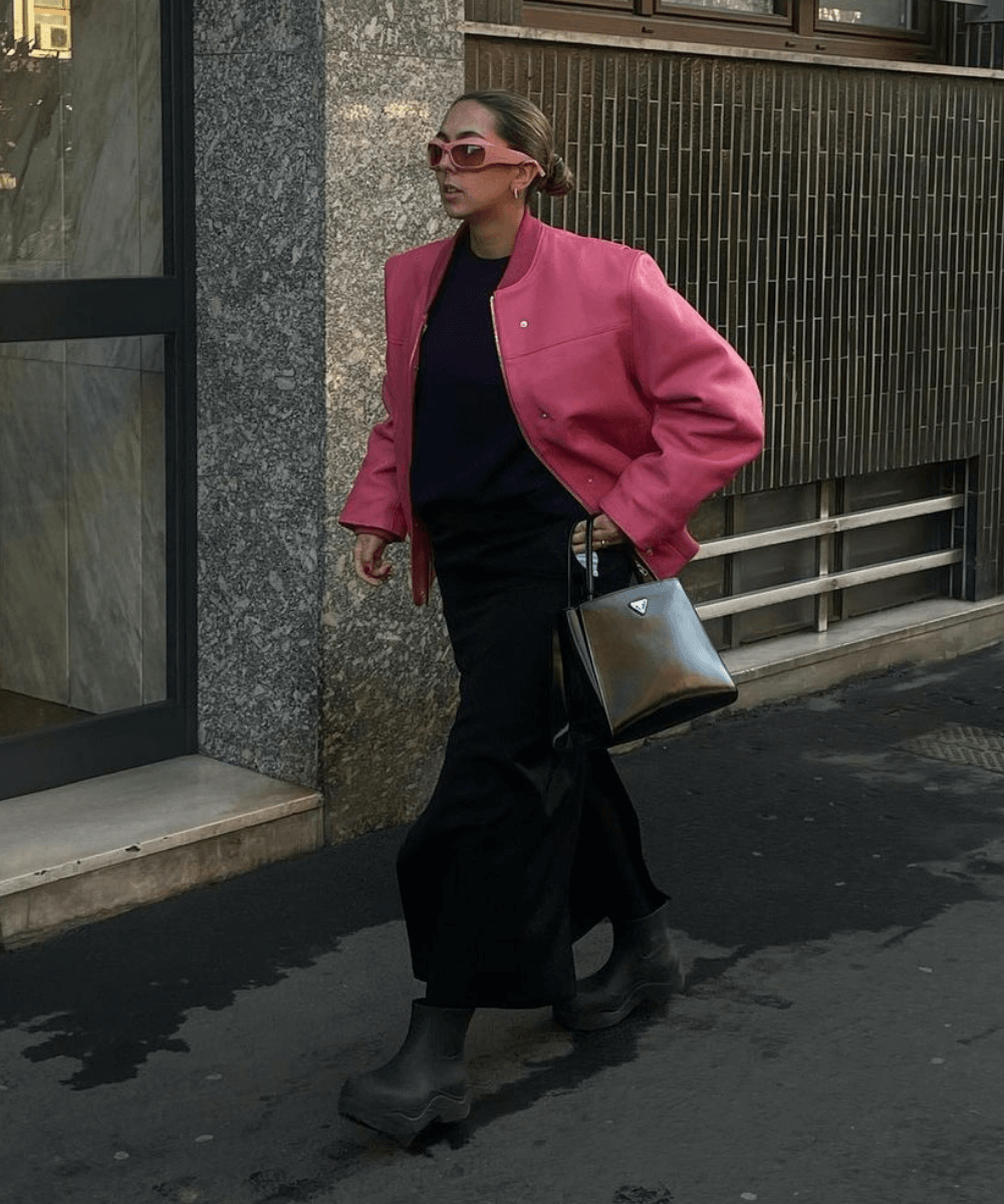 @hannamw - jaqueta rosa, calça preta e óculos Bottega Veneta - tendências do Instagram - Inverno - andando na rua - https://stealthelook.com.br