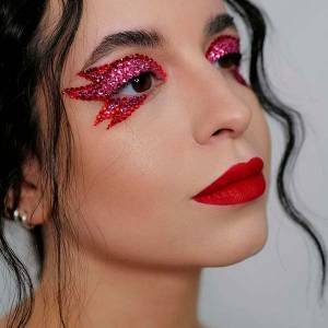 Maquiagem com strass: Entenda a tendência que promete brilhar não só no  Carnaval - RARA Gente - A mais tradicional revista de Três Lagoas