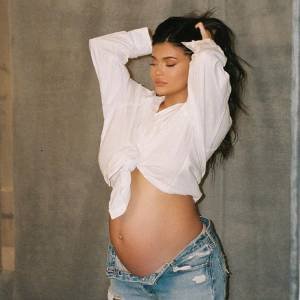 O bebê da Kylie Jenner nasceu e esses são os 7 looks de grávida dela que sentiremos saudades