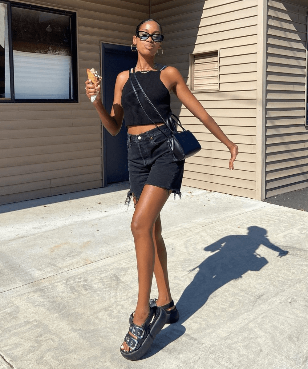 Claire Most - shorts preto, cropped preto e papetes pretas - looks novos - Verão - em pé na rua usando óculos de sol - https://stealthelook.com.br