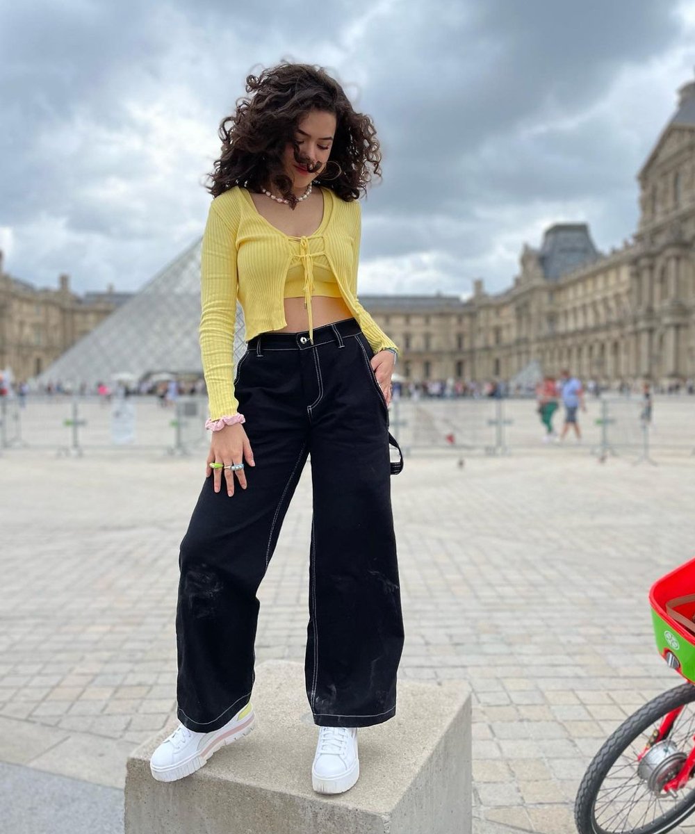 Maisa Silva - cardigan amarelo com wide leg preta com pespontos - looks da Maisa - museu do loucre - Paris - https://stealthelook.com.br