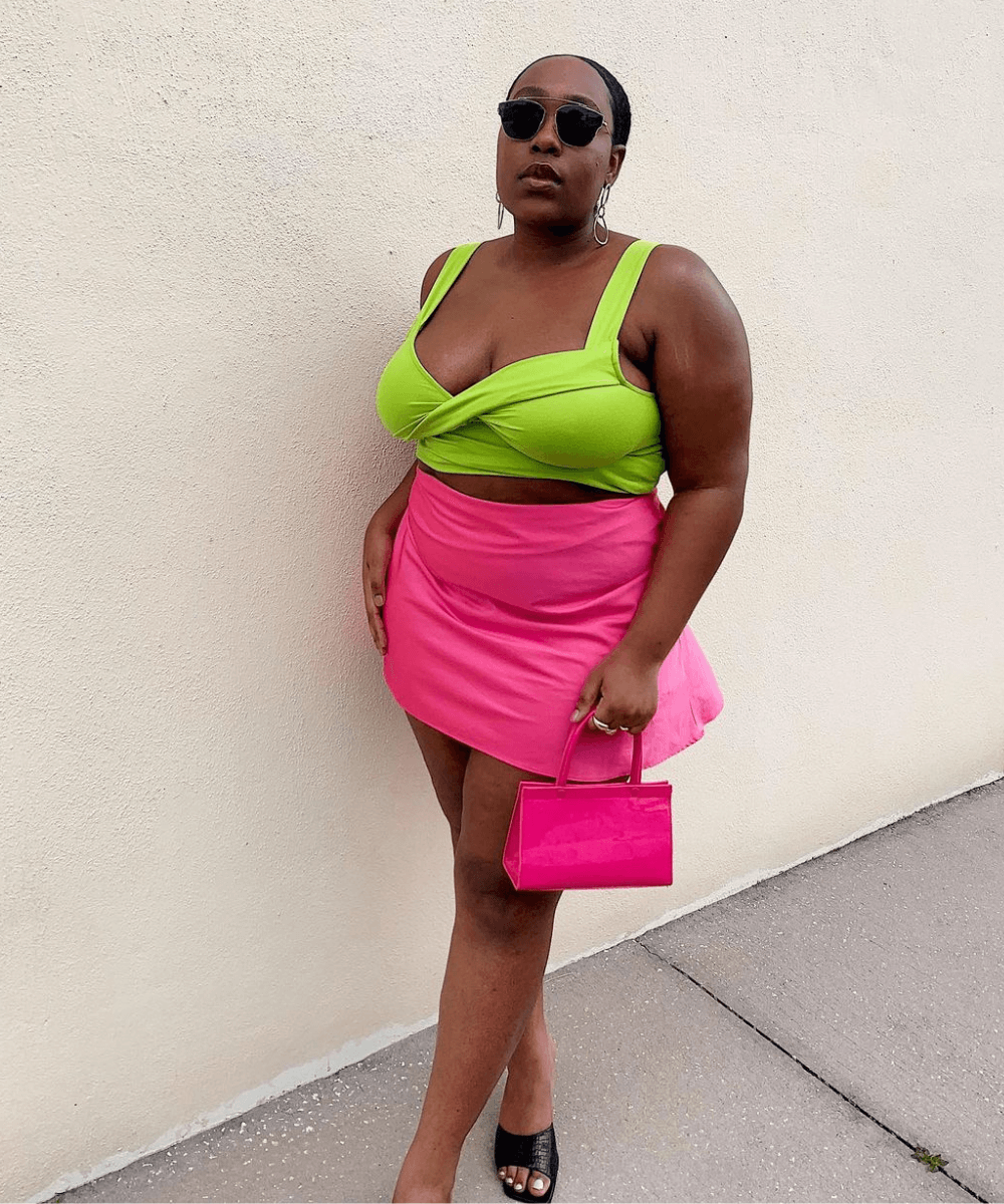Aniyah Morinia - cropped verde com minissaia rosa - cores tendência - Verão 2022 - na rua - https://stealthelook.com.br