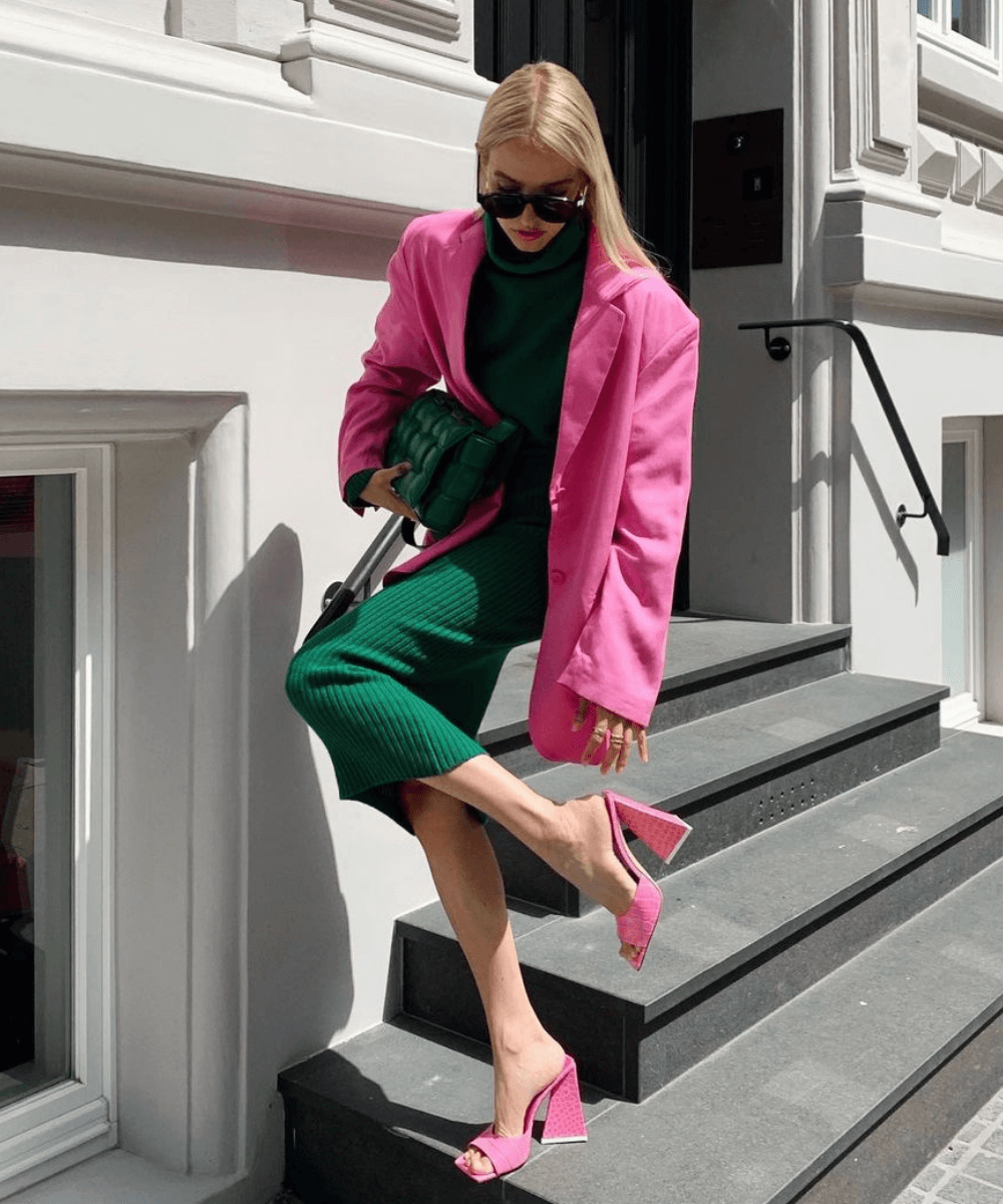Leonie Hanne - vestido verde esmeralda com blazer rosa - cores tendência - Verão 2022 - na escada - https://stealthelook.com.br