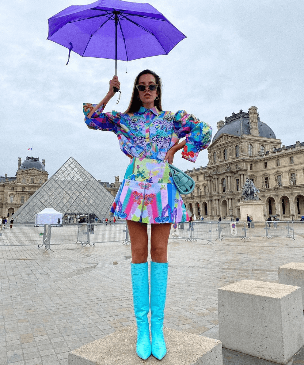 Marta Sierra - vestido estampado com bota azul neon - botas neon - Inverno 2022 - paris - https://stealthelook.com.br