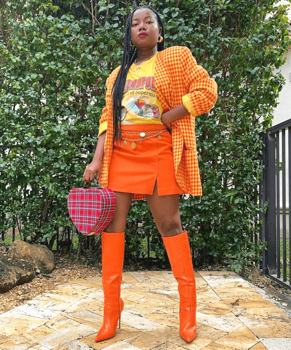 Brittany Watson - look laranja com bota laranja neon - botas neon - Inverno 2022 - na rua - https://stealthelook.com.br