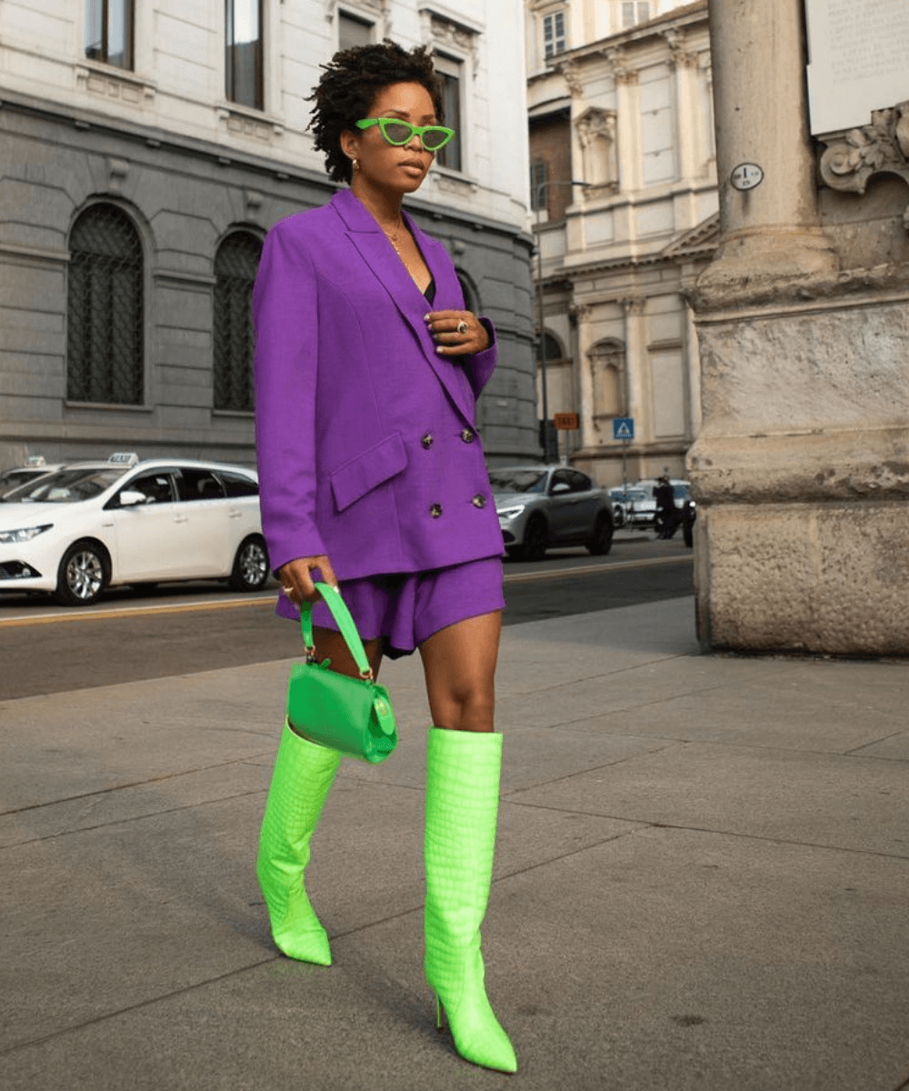 Ellie Delphine - conjunto roxo com bota verde neon - botas neon - Inverno 2022 - na rua - https://stealthelook.com.br