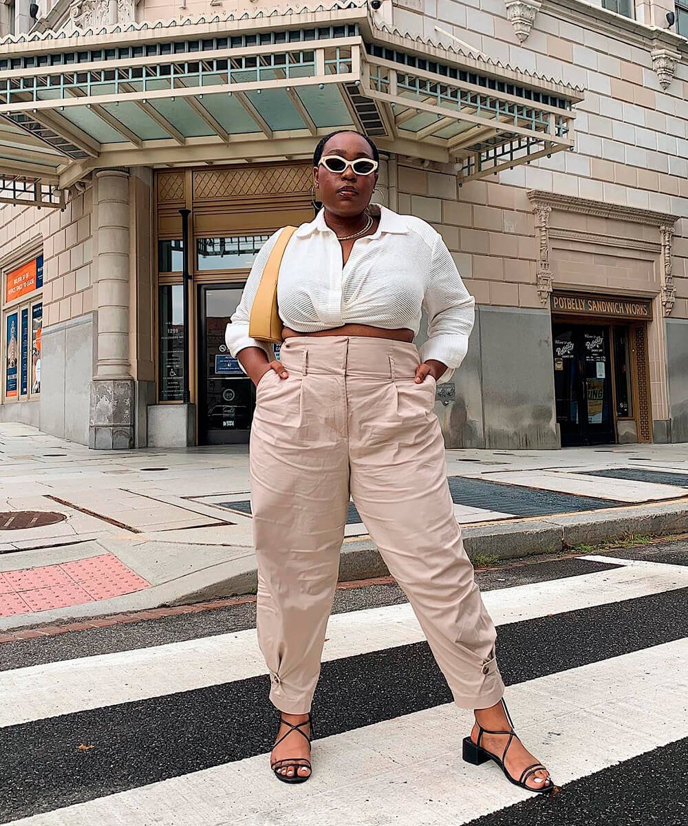 It girls - mulher negra plus sized posa na rua com uma calça jogger e uma camisa branca - calças tendência - Verão - Street Style  - https://stealthelook.com.br
