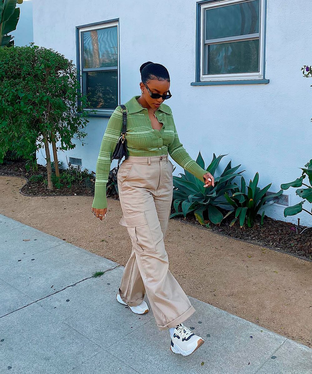 It girls - mulher negra andando na rua com calça cargo e blusa colorida - calças tendência - Verão - Street Style  - https://stealthelook.com.br