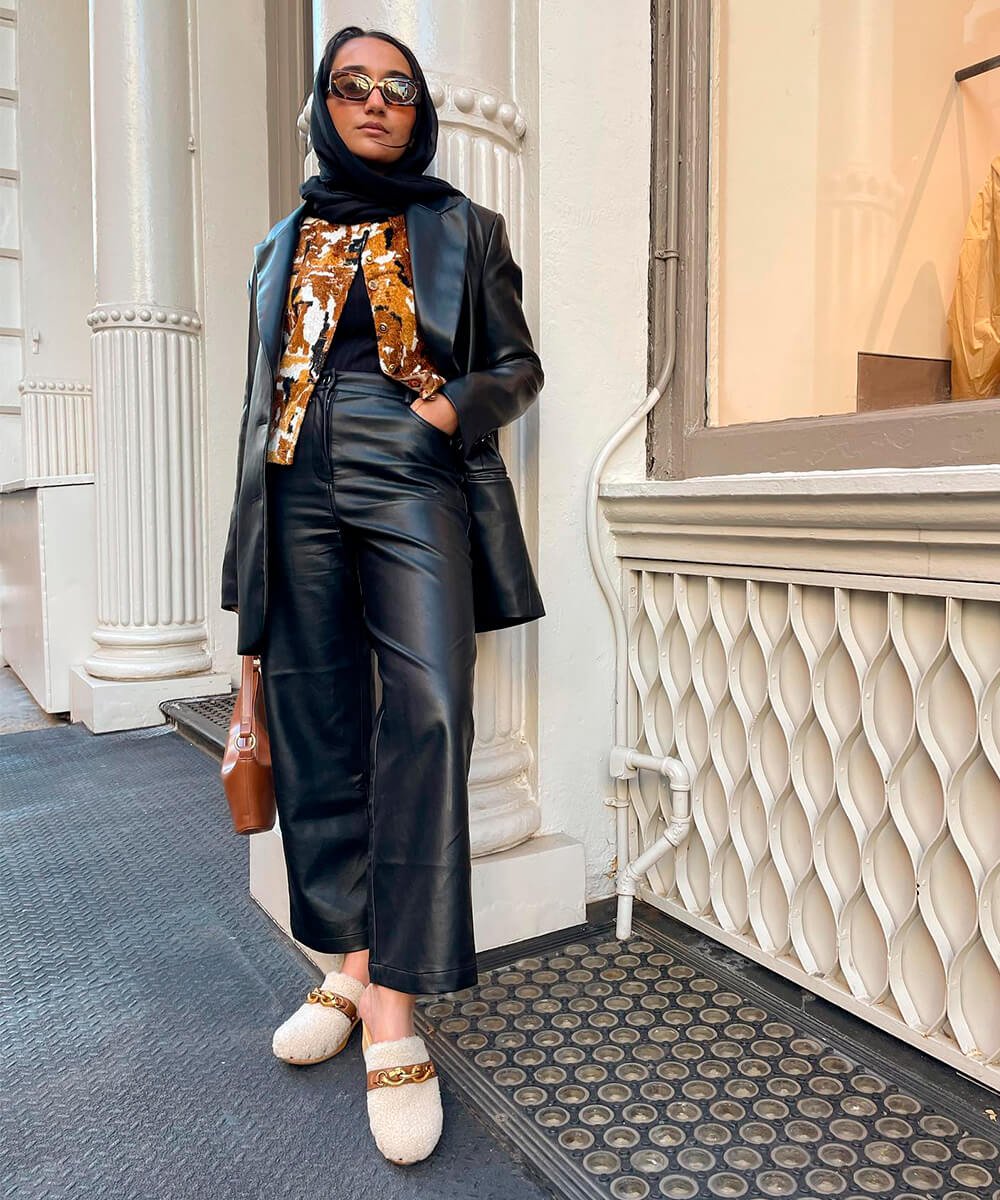 It girls - mulher com look all black, calça de couro e hijab - calças tendência - Verão - Street Style  - https://stealthelook.com.br