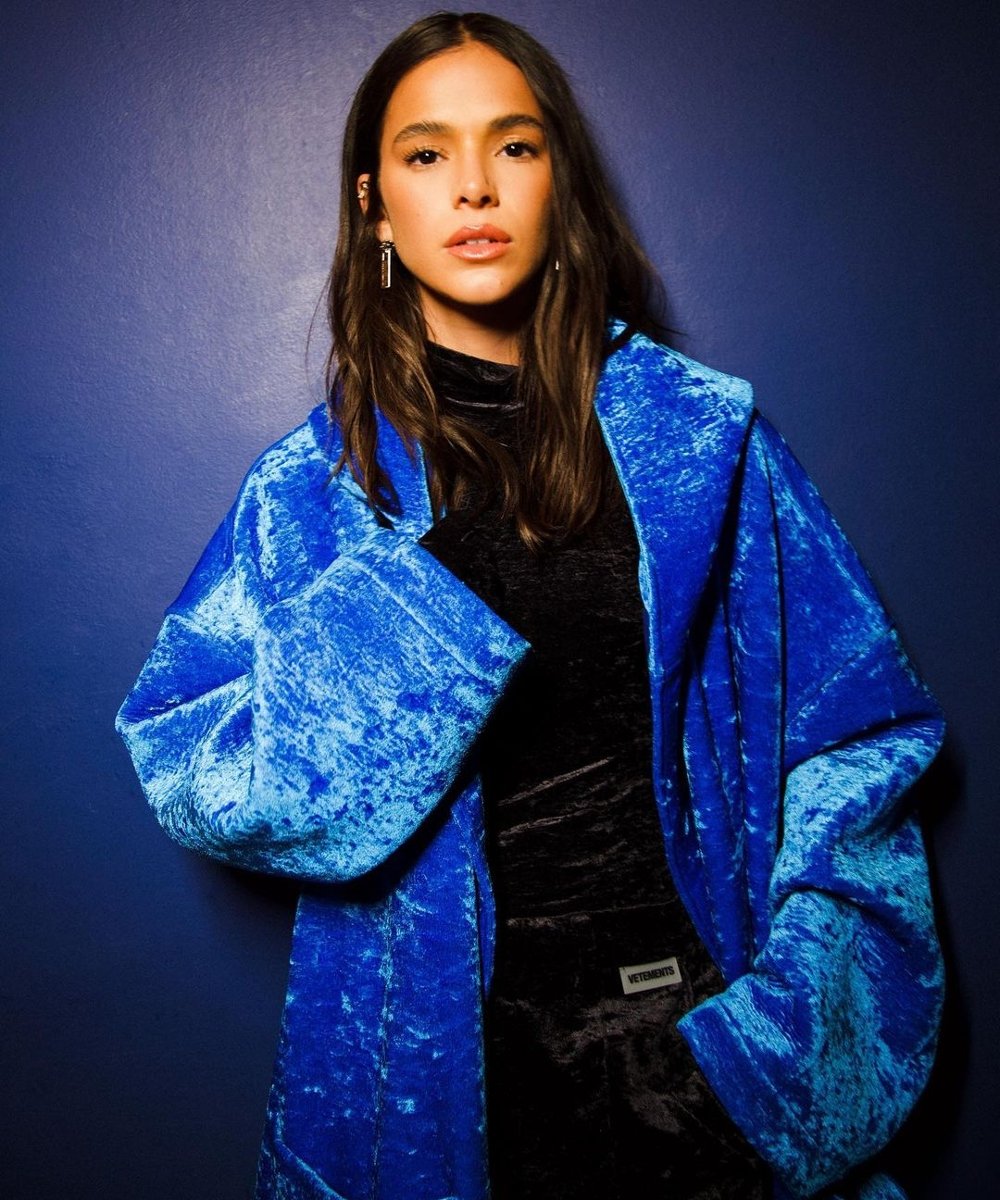 Bruna Marquezine - casaco azul de pelos - fundo azul - inverno - fundo azul - https://stealthelook.com.br