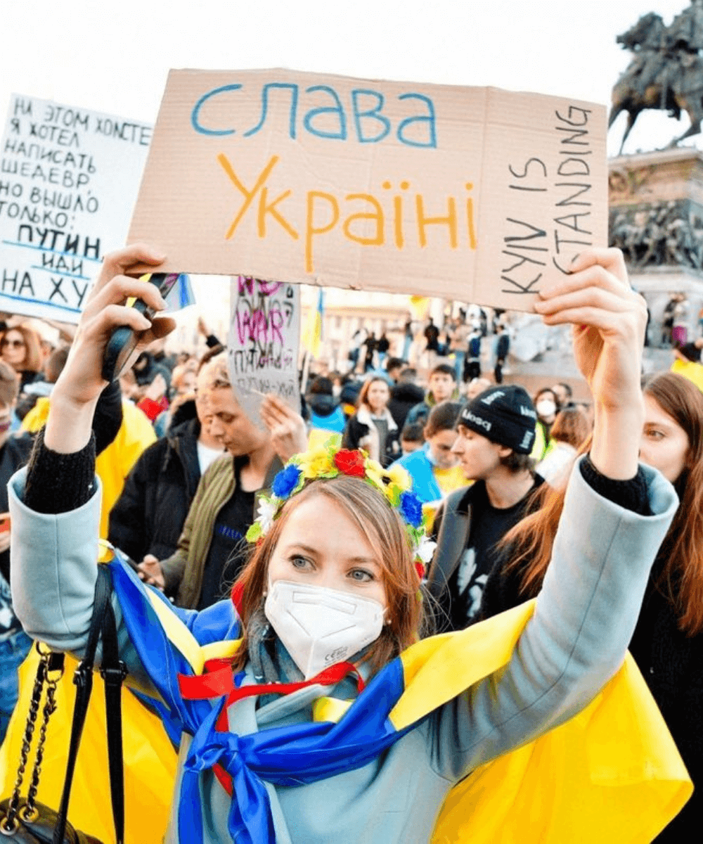 WWD - bandeira Ucrânia - indústria da moda - Verão 2022 - protesto - https://stealthelook.com.br