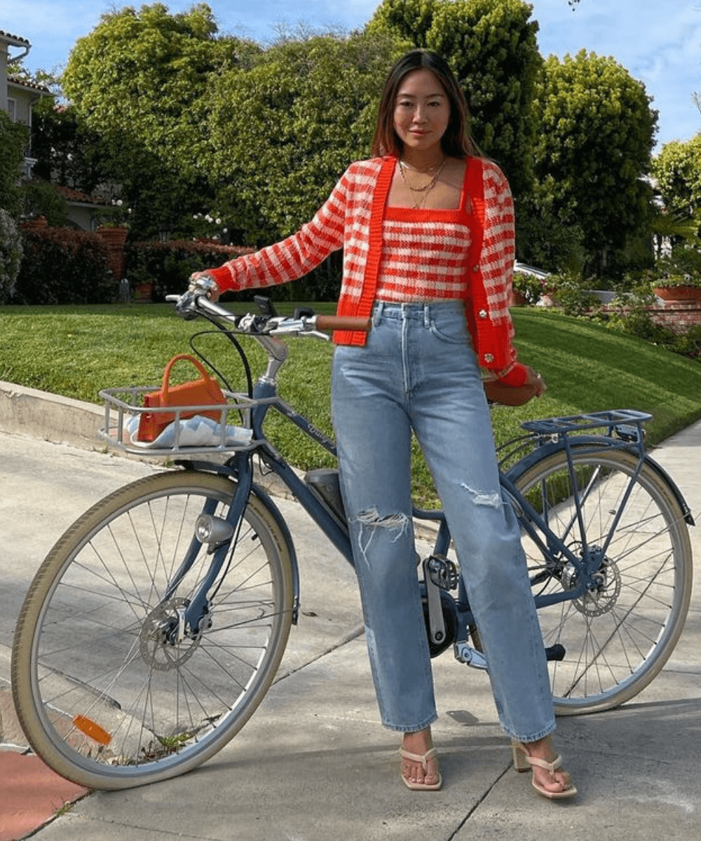 Aimee Song - twin set com estampa vichy e jeans - estampa vichy - Verão 2022 - segurando uma bicicleta - https://stealthelook.com.br